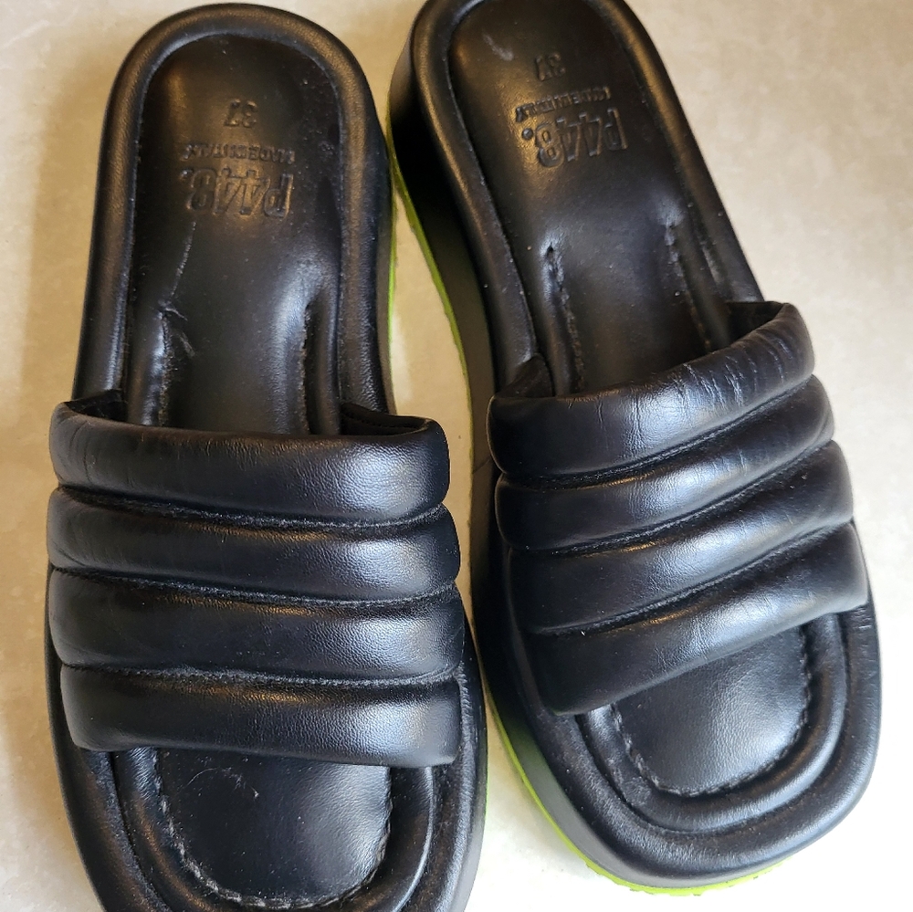 P448, Fergie black leather size 37 Italy in US 7
